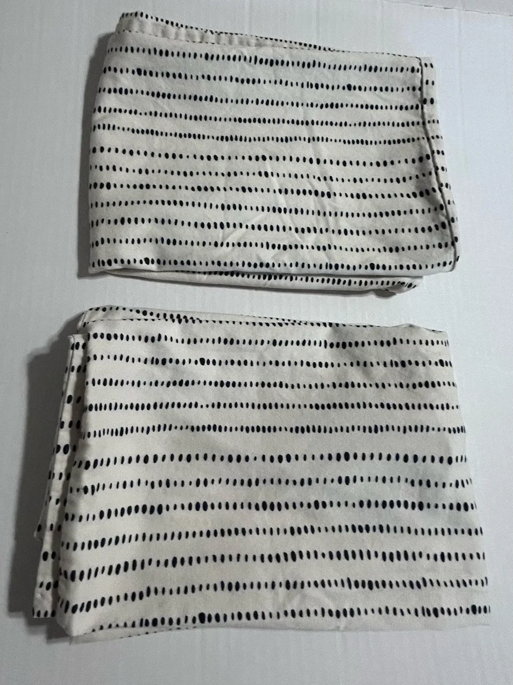 Beddy's Black And Cream Dash-like Dots Set Of 2 Standard Pillowcases . Cotton